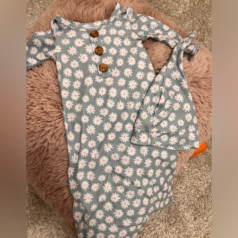 Soft Green Daisy Newborn Knot Gown and Bow